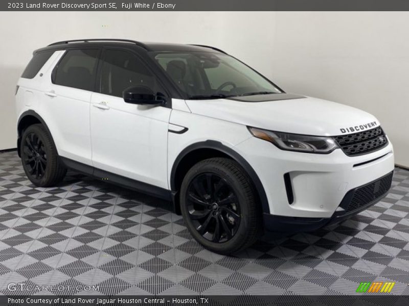 Front 3/4 View of 2023 Discovery Sport SE