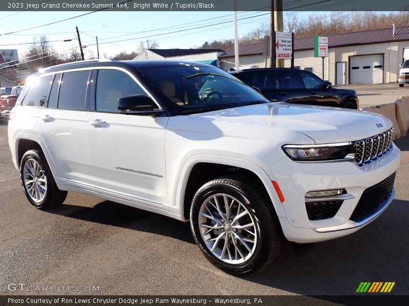 Front 3/4 View of 2023 Grand Cherokee Summit 4x4