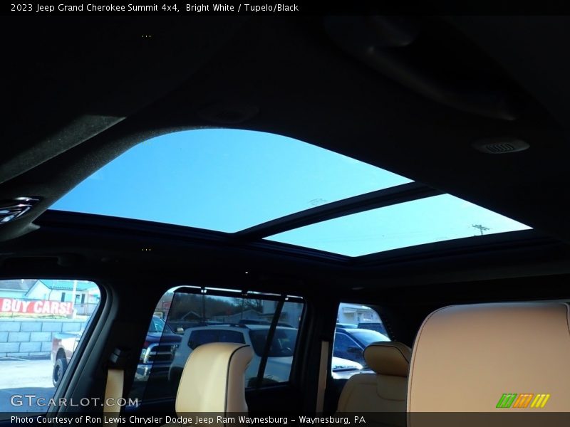 Sunroof of 2023 Grand Cherokee Summit 4x4
