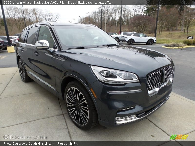 Front 3/4 View of 2020 Aviator Black Label AWD