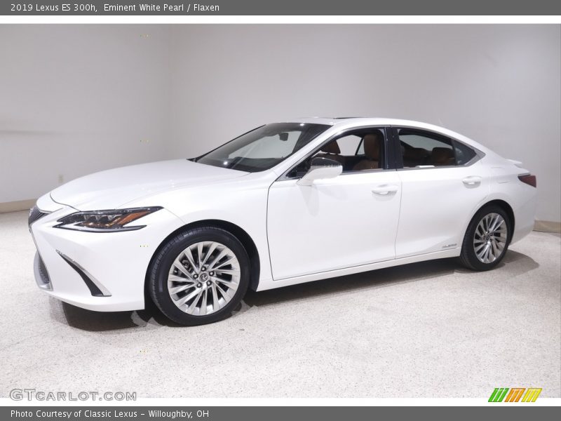 Front 3/4 View of 2019 ES 300h