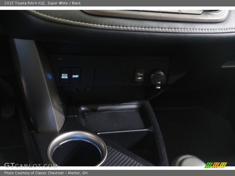 Super White / Black 2015 Toyota RAV4 XLE
