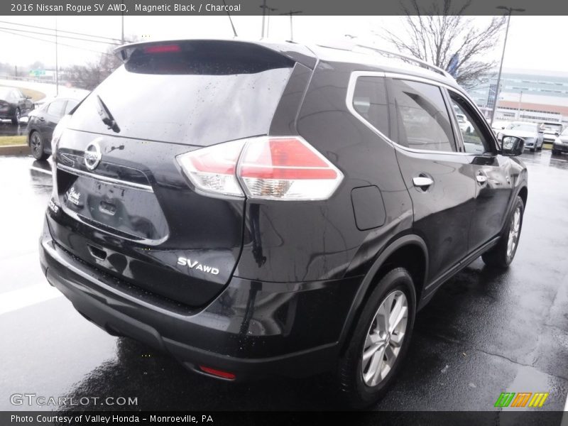 Magnetic Black / Charcoal 2016 Nissan Rogue SV AWD