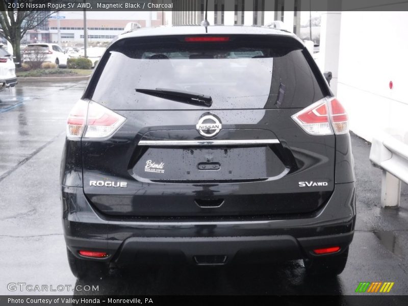 Magnetic Black / Charcoal 2016 Nissan Rogue SV AWD