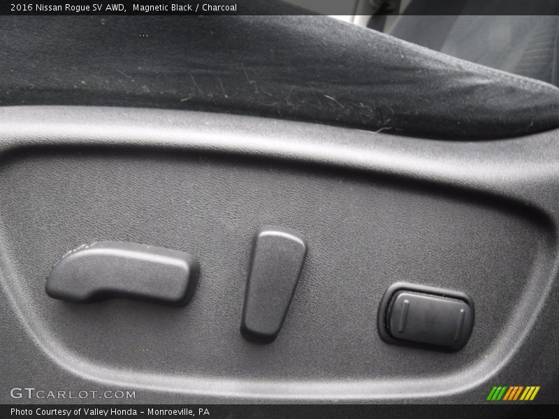 Magnetic Black / Charcoal 2016 Nissan Rogue SV AWD