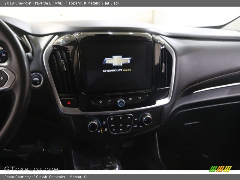 Pepperdust Metallic / Jet Black 2019 Chevrolet Traverse LT AWD
