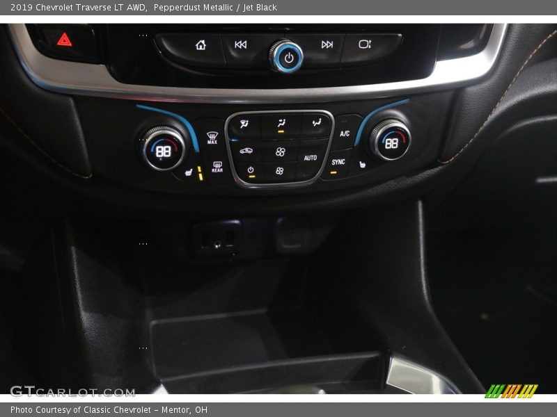 Pepperdust Metallic / Jet Black 2019 Chevrolet Traverse LT AWD