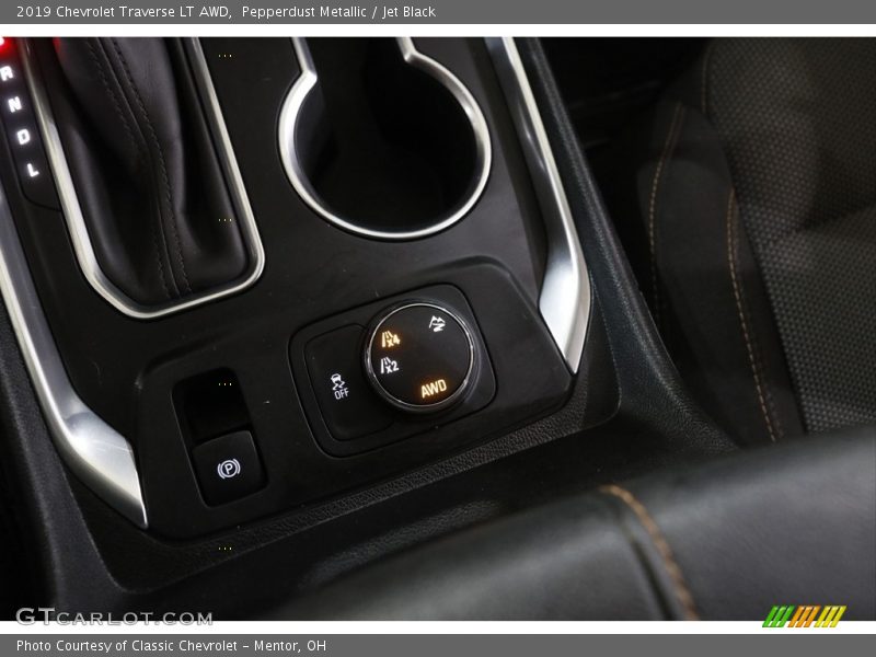 Pepperdust Metallic / Jet Black 2019 Chevrolet Traverse LT AWD
