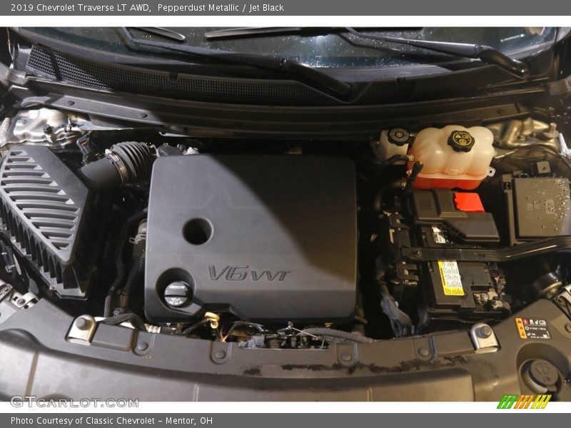 Pepperdust Metallic / Jet Black 2019 Chevrolet Traverse LT AWD
