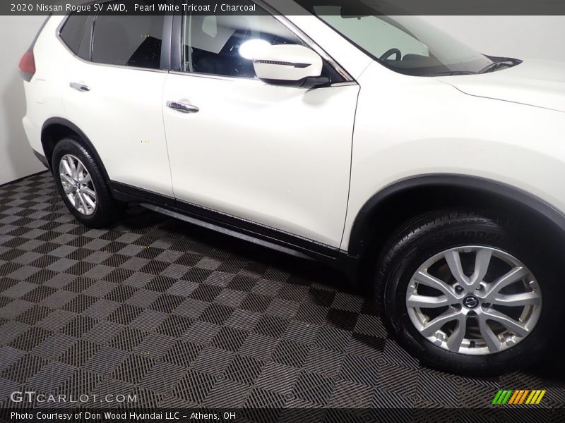 Pearl White Tricoat / Charcoal 2020 Nissan Rogue SV AWD