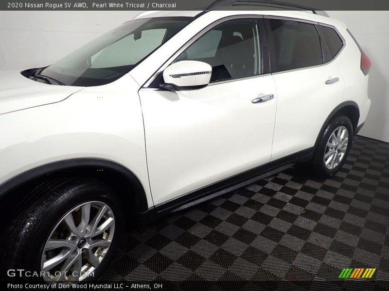 Pearl White Tricoat / Charcoal 2020 Nissan Rogue SV AWD