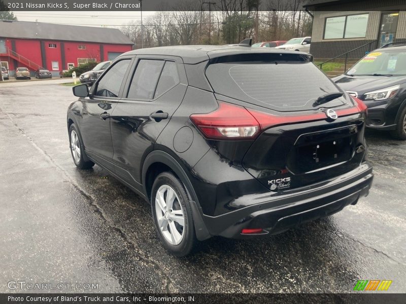 Super Black / Charcoal 2021 Nissan Kicks S