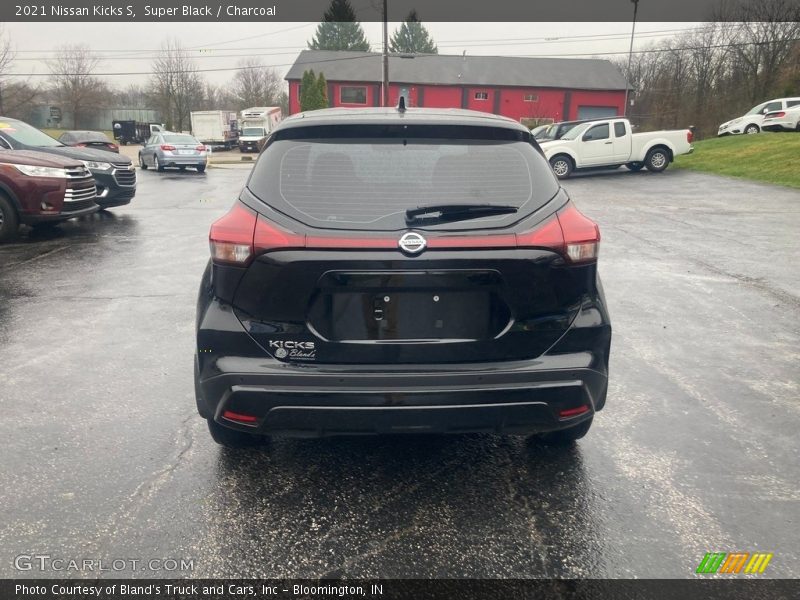 Super Black / Charcoal 2021 Nissan Kicks S