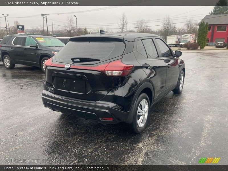 Super Black / Charcoal 2021 Nissan Kicks S