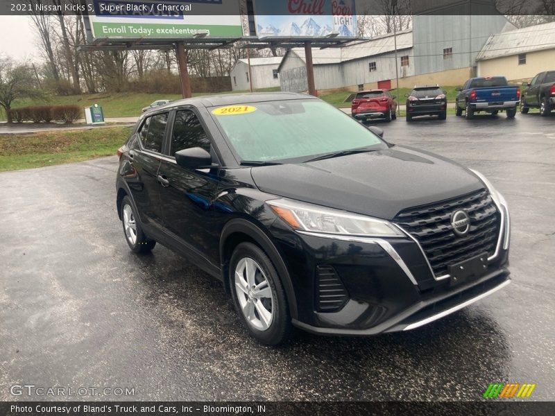 Super Black / Charcoal 2021 Nissan Kicks S