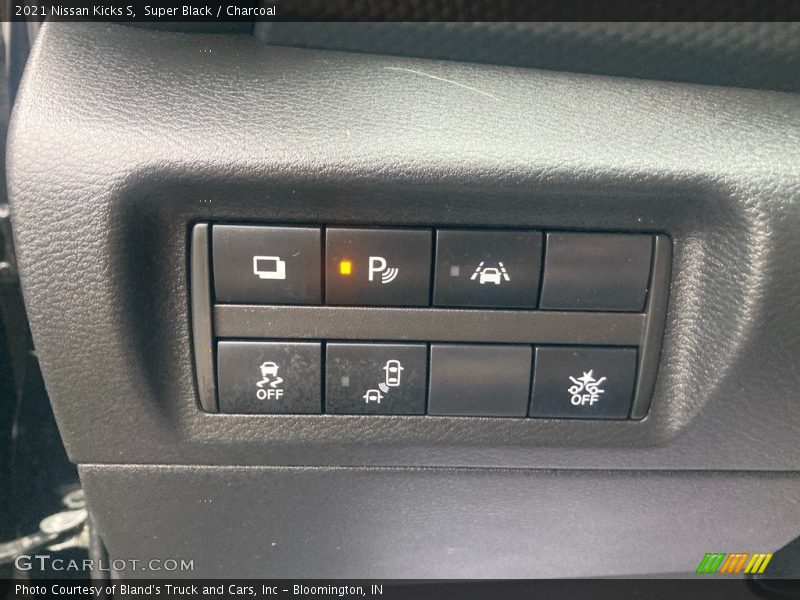 Super Black / Charcoal 2021 Nissan Kicks S