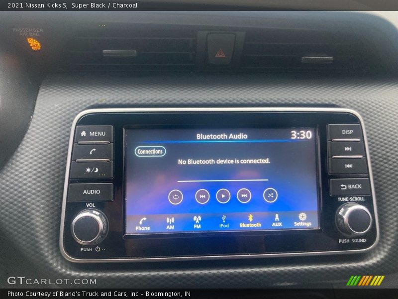Super Black / Charcoal 2021 Nissan Kicks S
