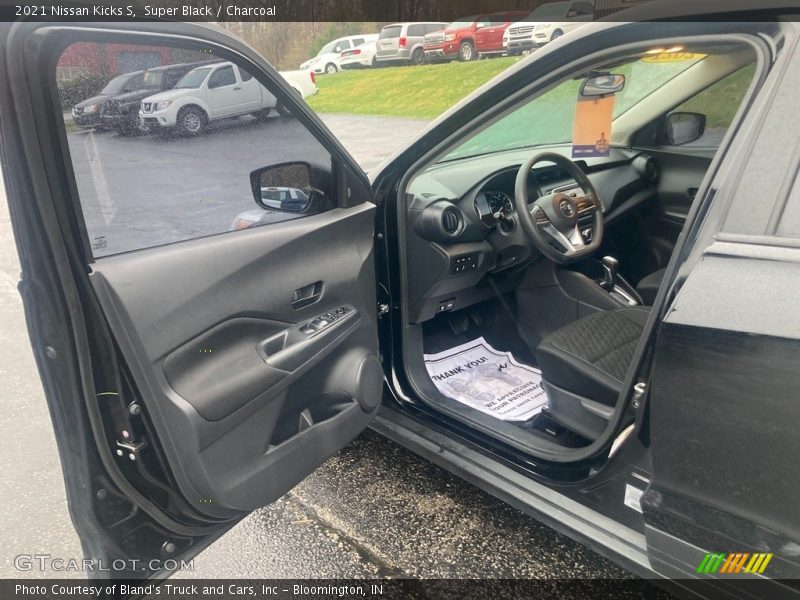 Super Black / Charcoal 2021 Nissan Kicks S