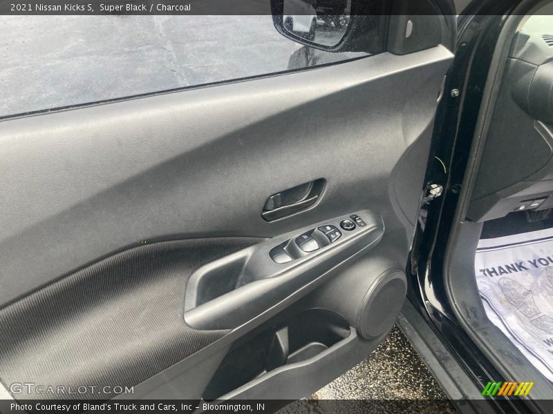 Super Black / Charcoal 2021 Nissan Kicks S