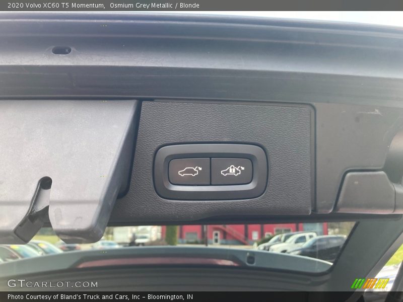 Osmium Grey Metallic / Blonde 2020 Volvo XC60 T5 Momentum