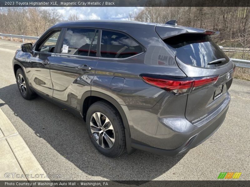 Magnetic Gray Metallic / Black 2023 Toyota Highlander XLE