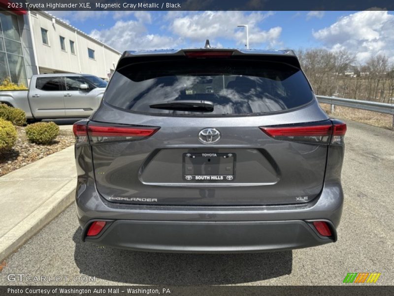Magnetic Gray Metallic / Black 2023 Toyota Highlander XLE
