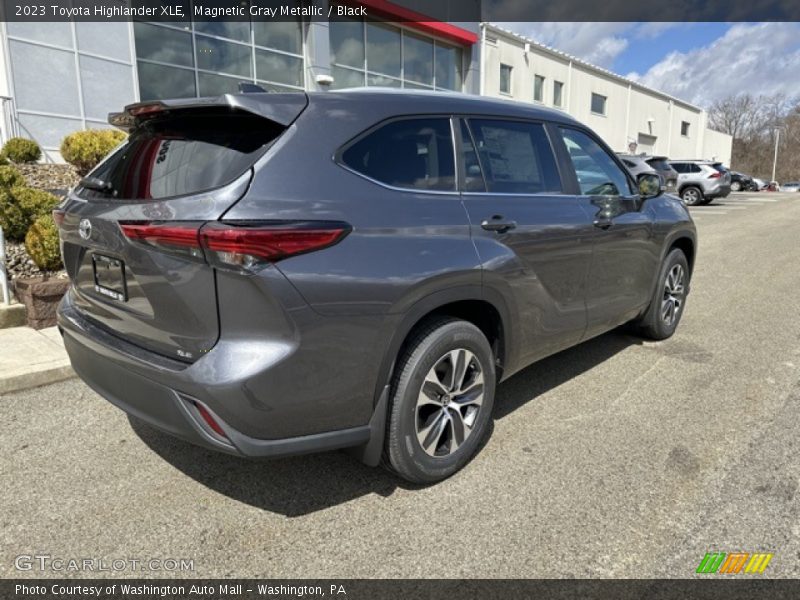 Magnetic Gray Metallic / Black 2023 Toyota Highlander XLE