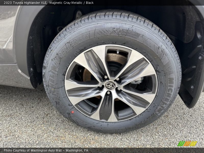 Magnetic Gray Metallic / Black 2023 Toyota Highlander XLE