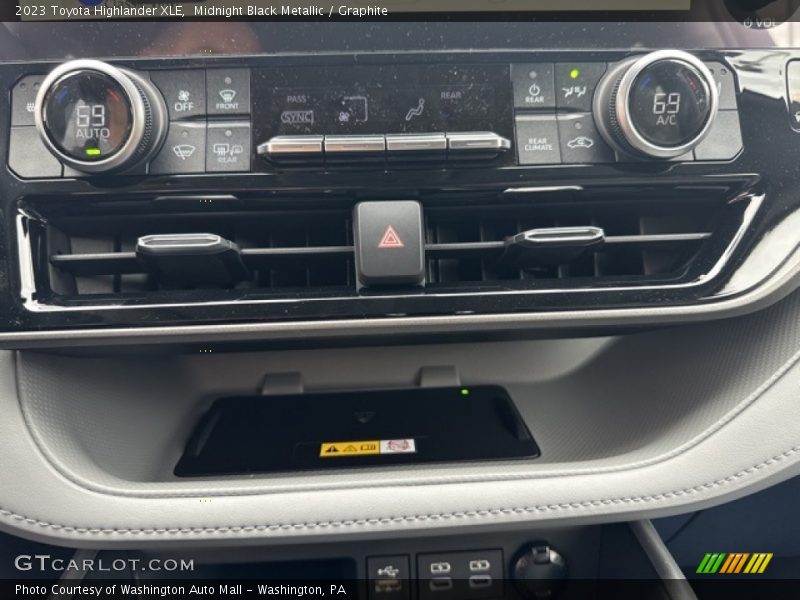 Midnight Black Metallic / Graphite 2023 Toyota Highlander XLE
