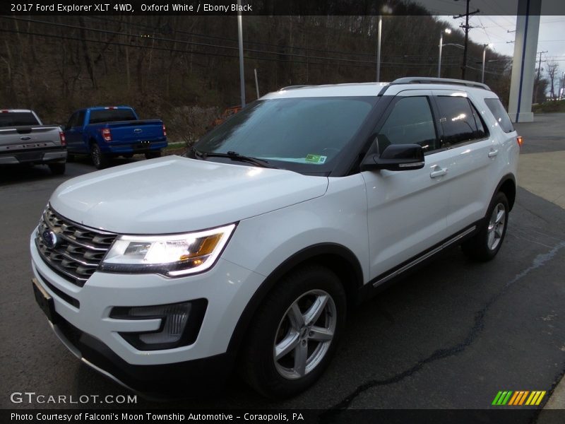 Front 3/4 View of 2017 Explorer XLT 4WD