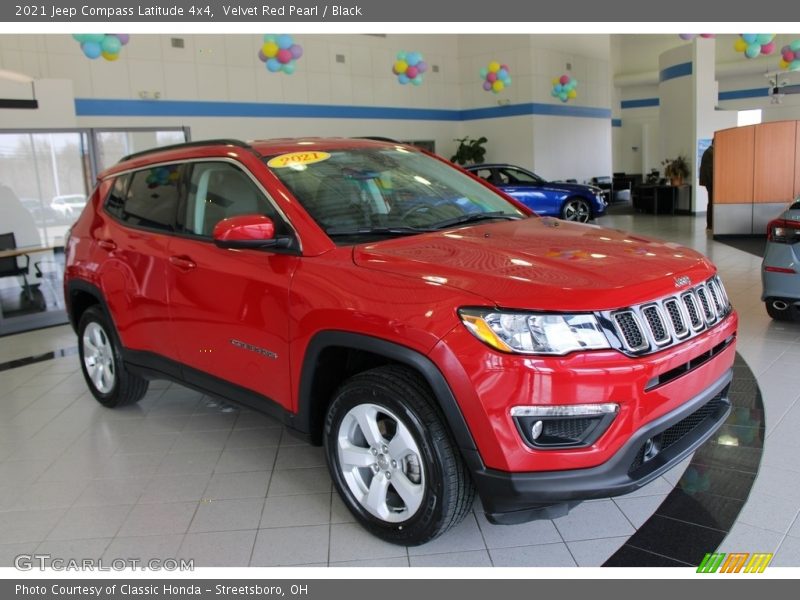 Front 3/4 View of 2021 Compass Latitude 4x4