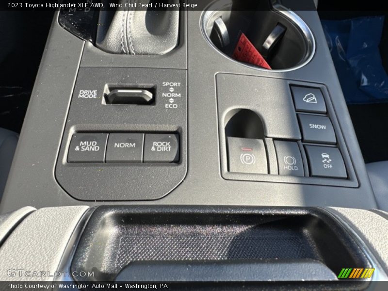 Wind Chill Pearl / Harvest Beige 2023 Toyota Highlander XLE AWD