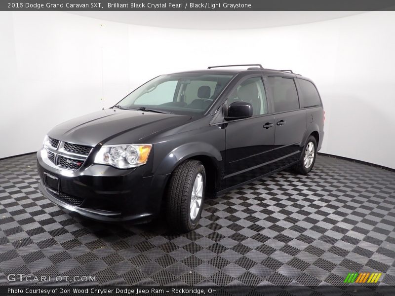 Brilliant Black Crystal Pearl / Black/Light Graystone 2016 Dodge Grand Caravan SXT