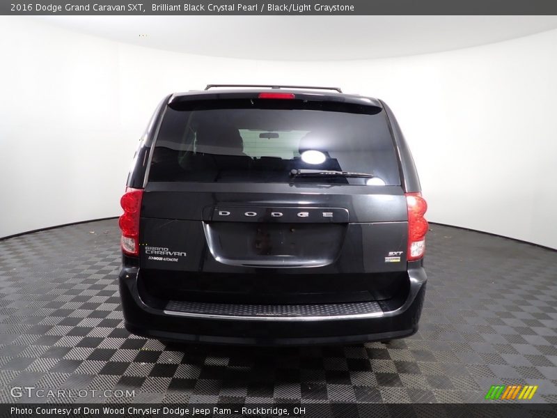 Brilliant Black Crystal Pearl / Black/Light Graystone 2016 Dodge Grand Caravan SXT