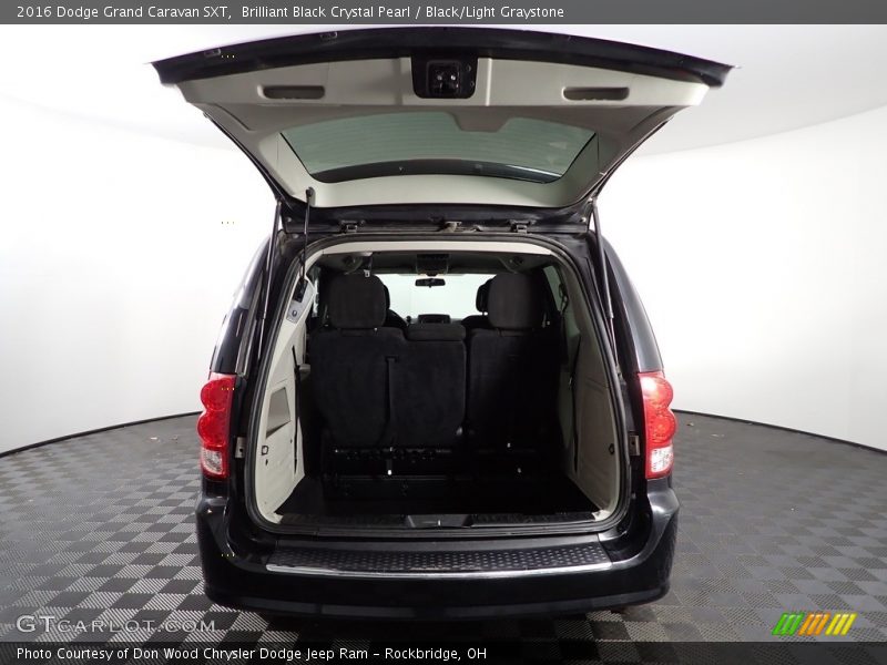 Brilliant Black Crystal Pearl / Black/Light Graystone 2016 Dodge Grand Caravan SXT