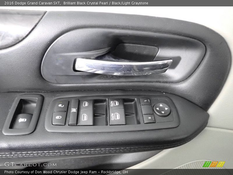 Brilliant Black Crystal Pearl / Black/Light Graystone 2016 Dodge Grand Caravan SXT