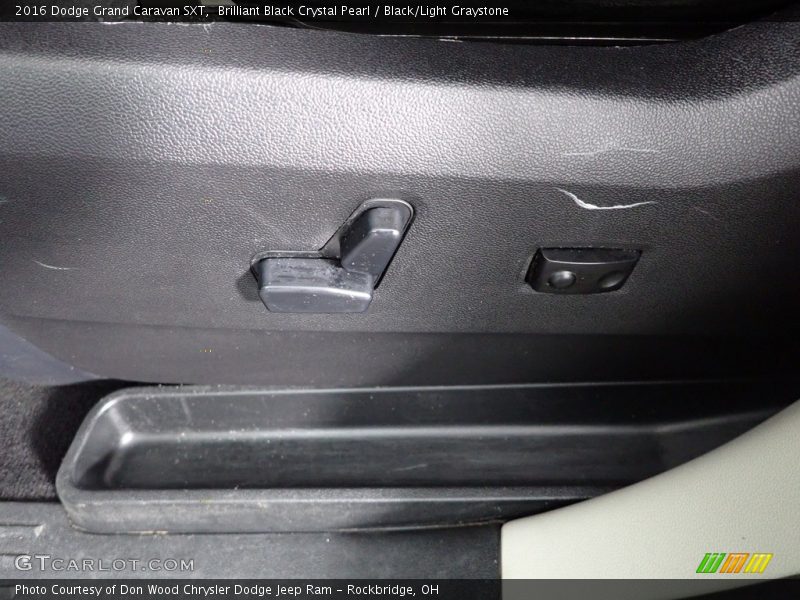 Brilliant Black Crystal Pearl / Black/Light Graystone 2016 Dodge Grand Caravan SXT