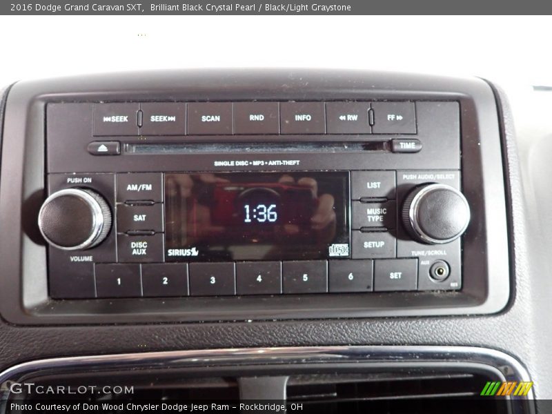 Brilliant Black Crystal Pearl / Black/Light Graystone 2016 Dodge Grand Caravan SXT