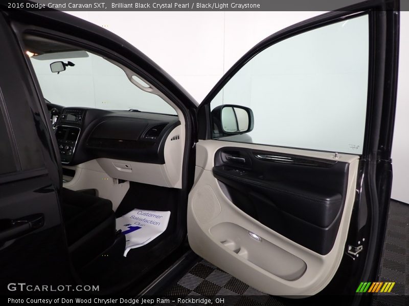 Brilliant Black Crystal Pearl / Black/Light Graystone 2016 Dodge Grand Caravan SXT