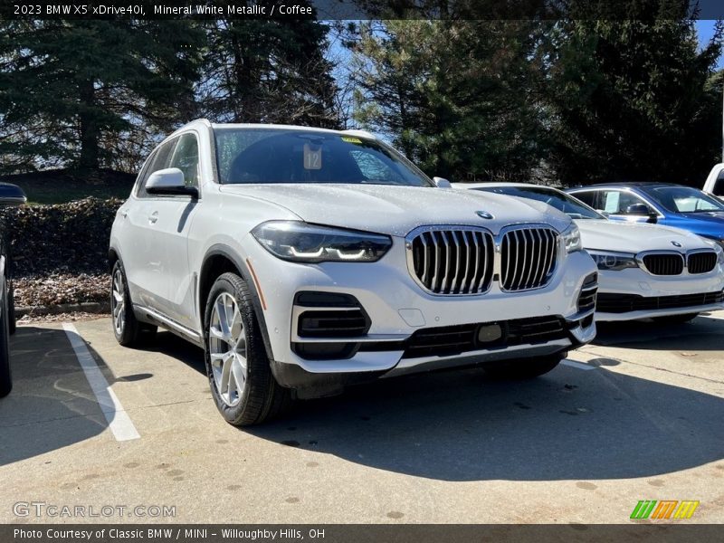 Mineral White Metallic / Coffee 2023 BMW X5 xDrive40i