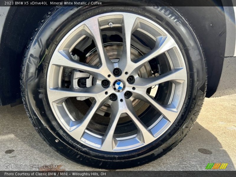Mineral White Metallic / Coffee 2023 BMW X5 xDrive40i