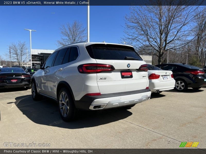 Mineral White Metallic / Coffee 2023 BMW X5 xDrive40i