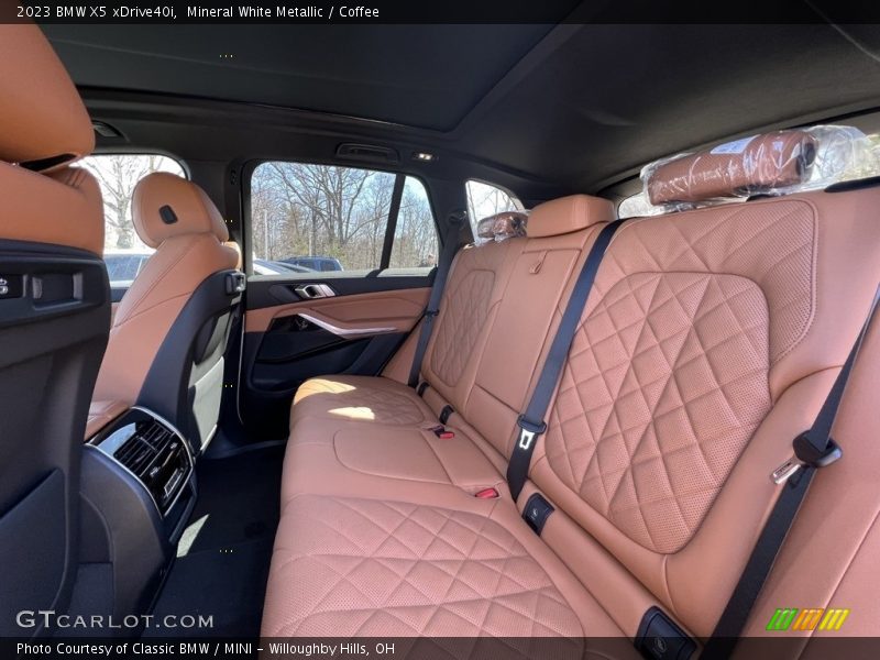 Mineral White Metallic / Coffee 2023 BMW X5 xDrive40i
