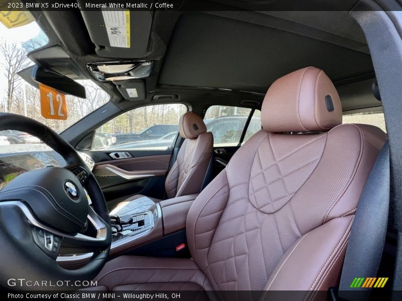 Mineral White Metallic / Coffee 2023 BMW X5 xDrive40i