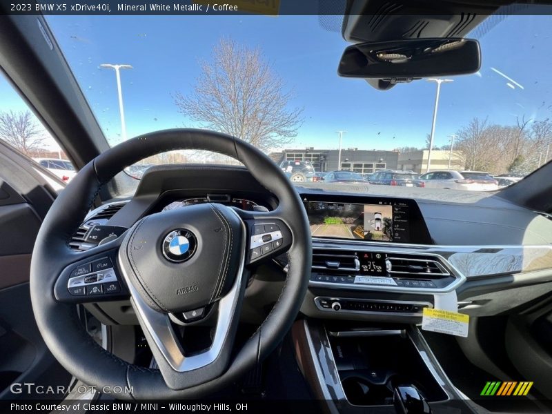 Mineral White Metallic / Coffee 2023 BMW X5 xDrive40i