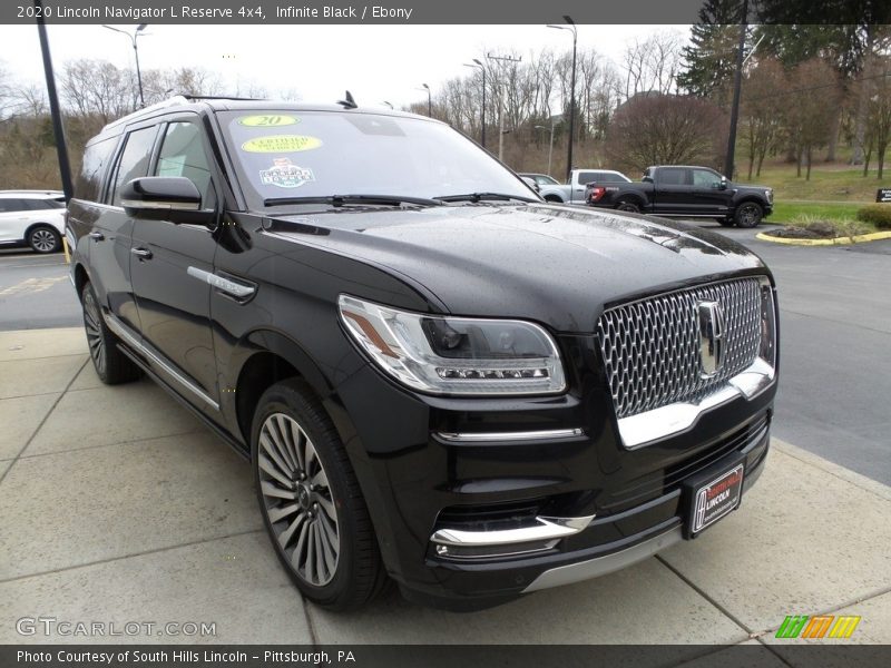 Front 3/4 View of 2020 Navigator L Reserve 4x4