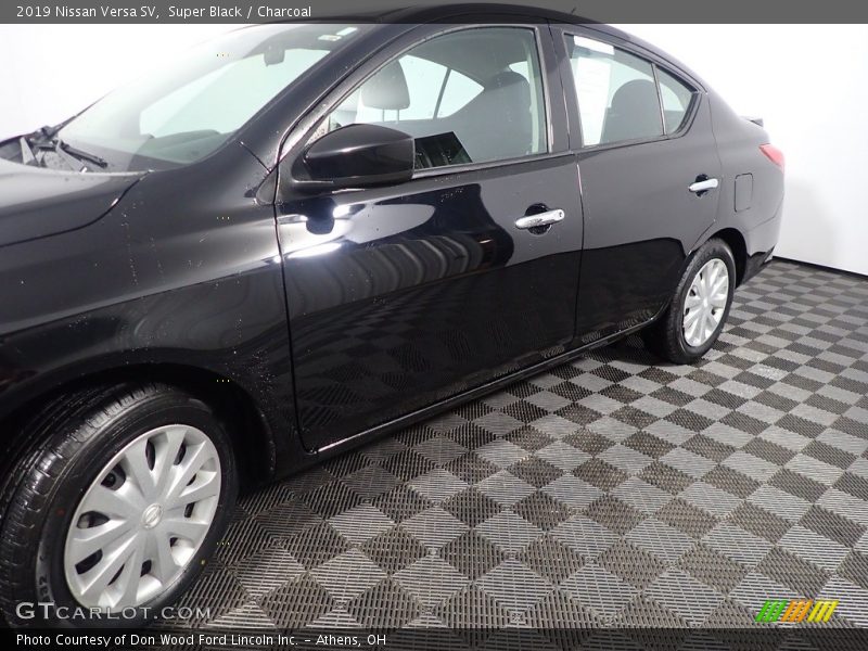 Super Black / Charcoal 2019 Nissan Versa SV