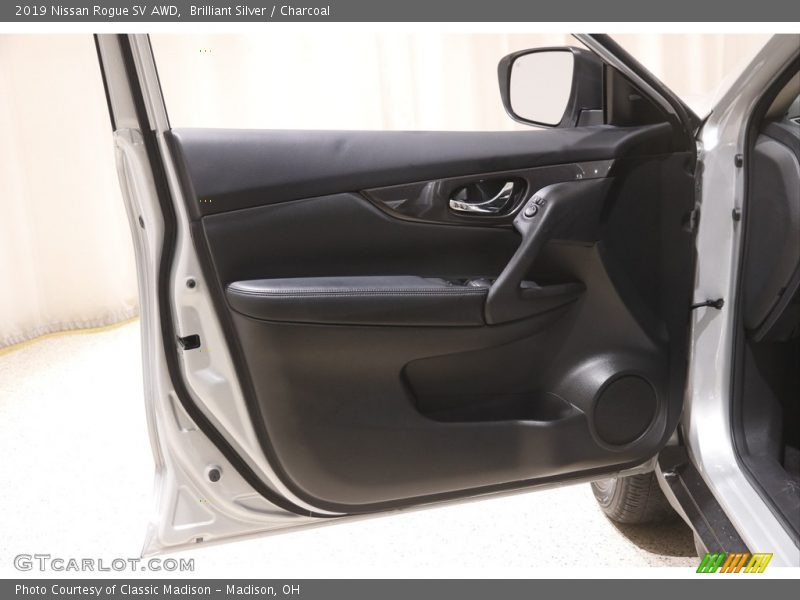 Brilliant Silver / Charcoal 2019 Nissan Rogue SV AWD