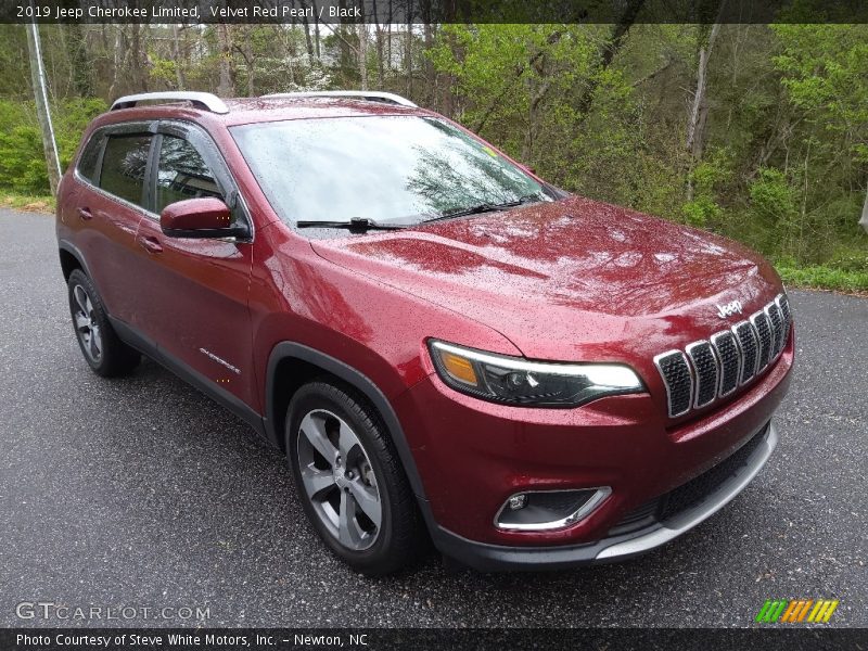 Front 3/4 View of 2019 Cherokee Limited