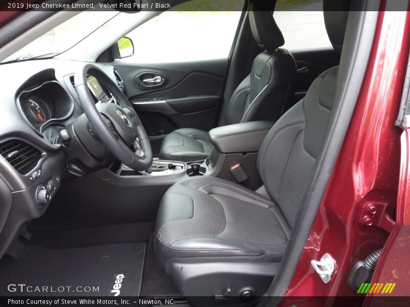 Front Seat of 2019 Cherokee Limited